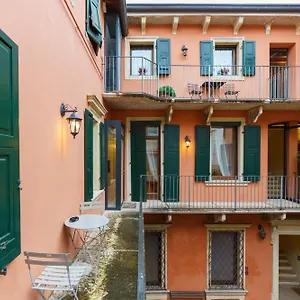 Domus - Elegante Residenza Satiro , Verona Italy